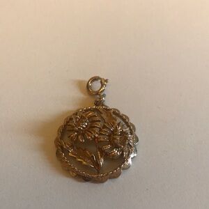 Sarah Coventry vintage flower pendant
